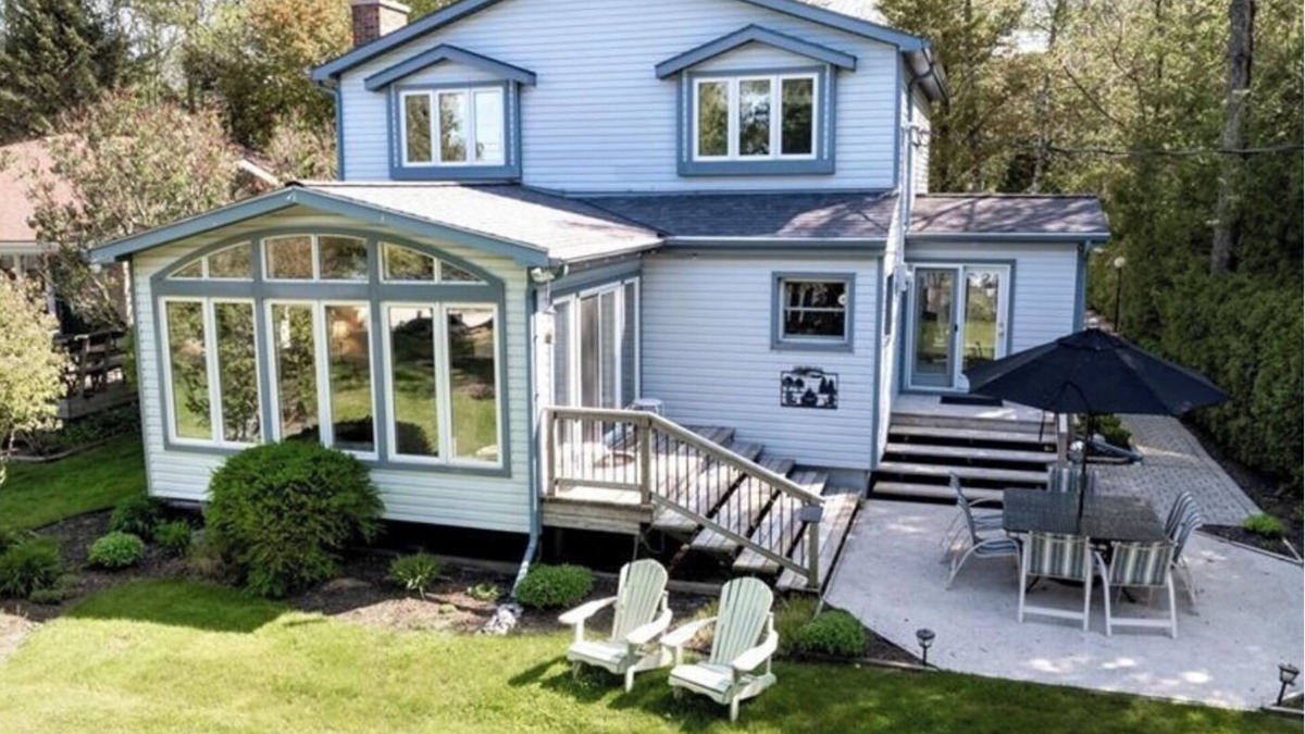 Huron-Kinloss Cottage | Relax with the whole family at this peaceful cottage in Point Clark, Ontario.