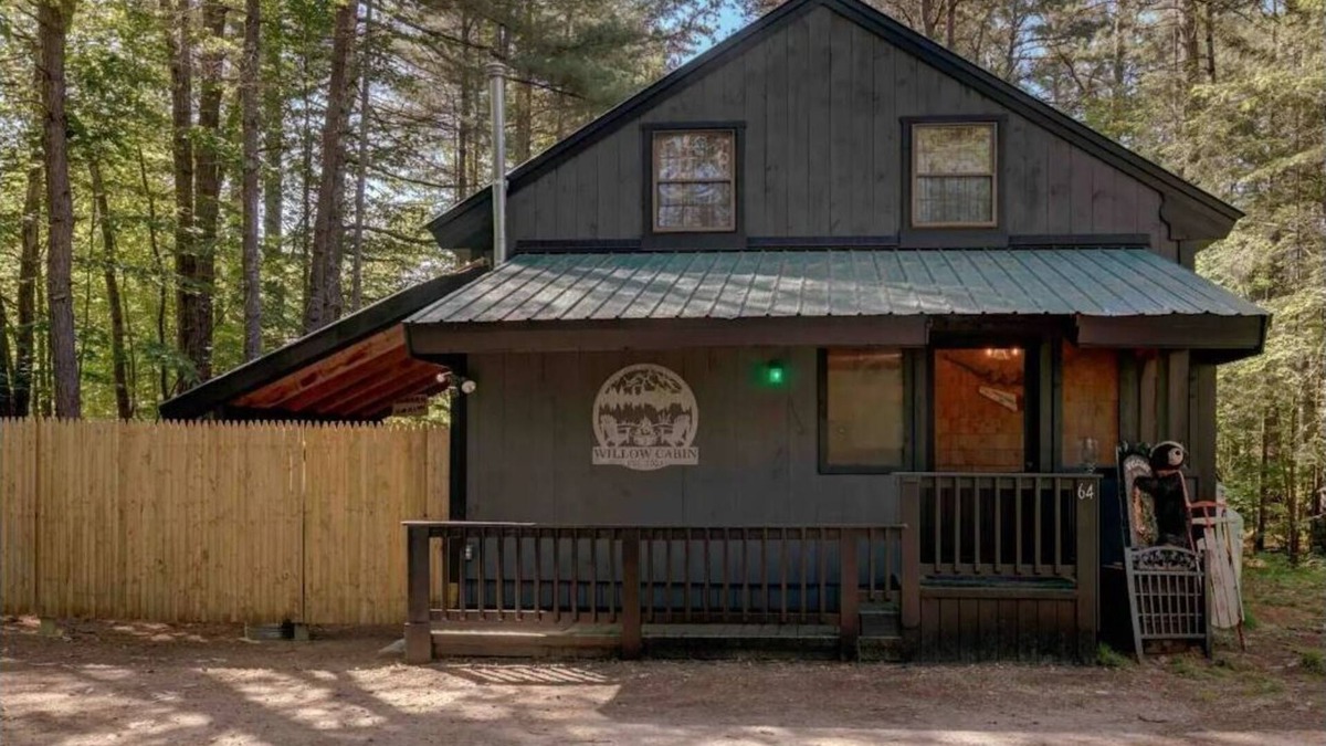 North Conway Cabin | Relax with the whole family at this peaceful 4 bedroom cabin.