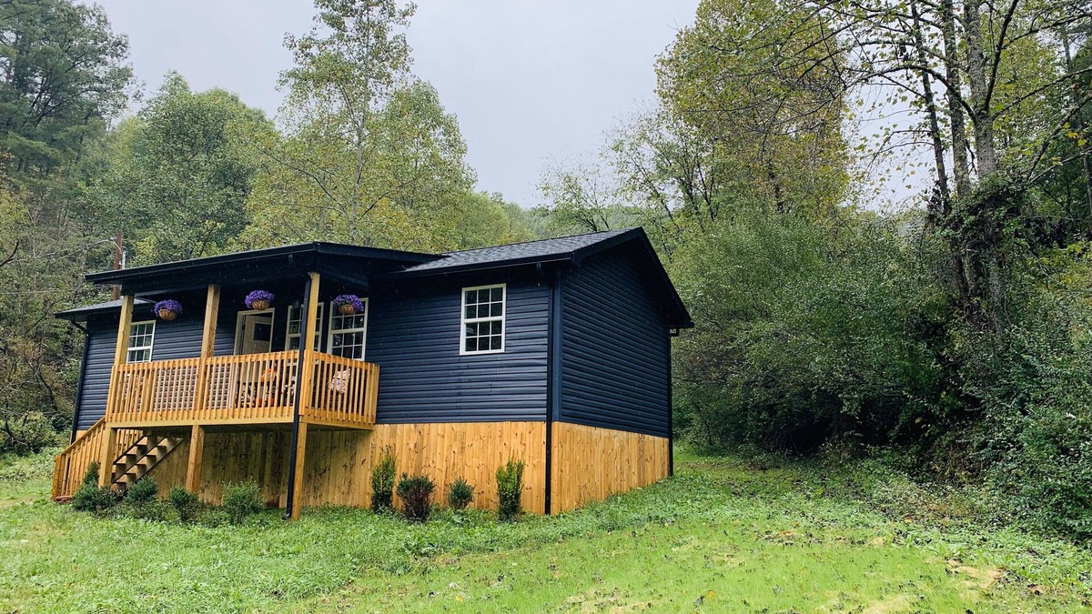 Gray House | Relax with the whole family at this peaceful place. Nestled in the woods of KY.