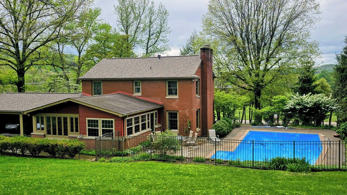 Armbrust House | Relax & Work: Cozy 4BR Retreat, Fireplace, Fast Wi Fi, Ideal Location, Turnpike
