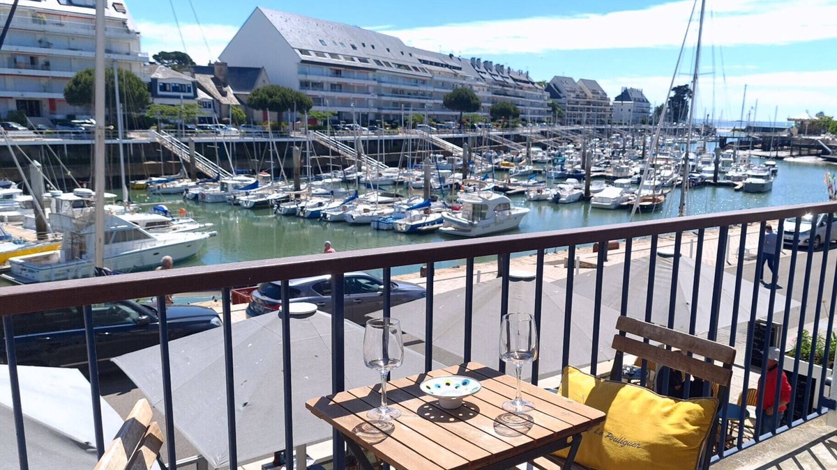 Le Pouliguen Apartment | Relaxation and views of the port at Le Pouliguen