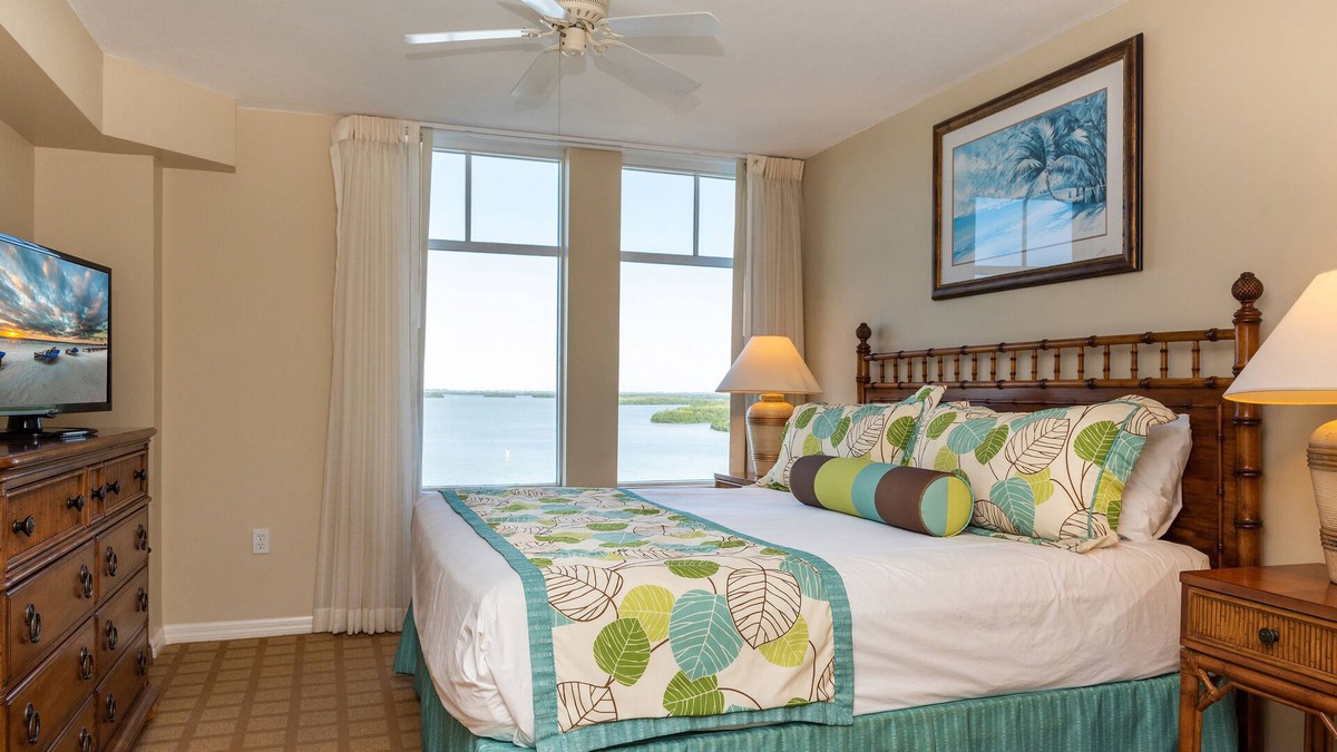Fort Myers Beach Hotel | Relaxation Awaits: Ocean-View Suites w/Full Kitchens