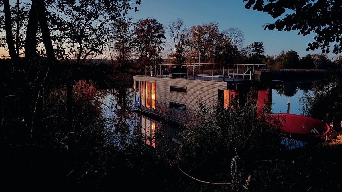Bad Freienwalde Boat Rental | Relaxation on the water! 50sqm luxury houseboat in the middle of the nature of the Oderbruch