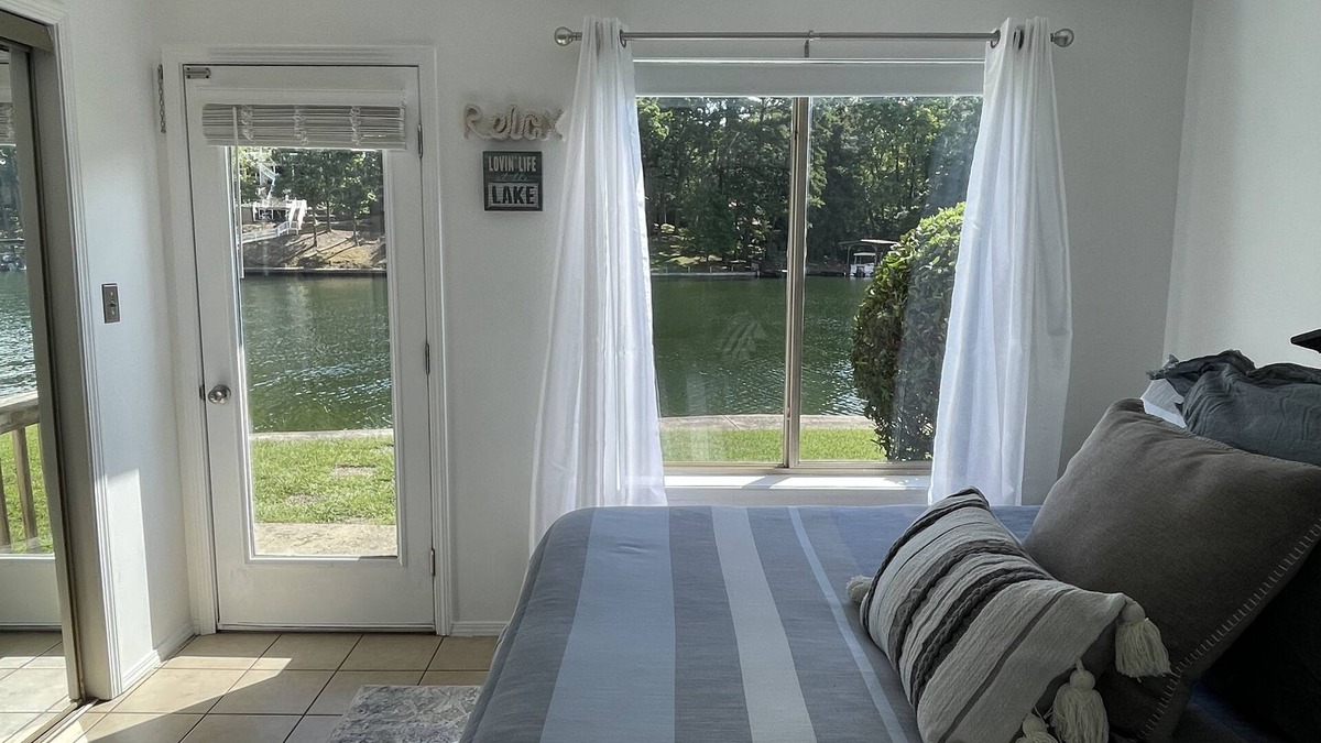 Mid America Condo | Relaxation Destination-updated lakefront condo just steps from Lake Hamilton!