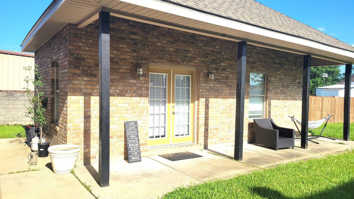 Carencro House | Relaxation Getaway with Pond View