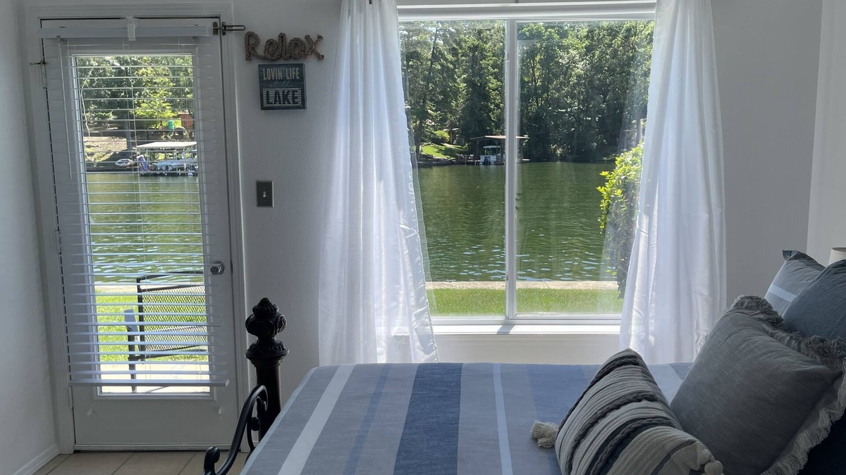 Mid America Condo | Relaxation Retreat-Cozy “Retreat” to unwind located directly on the water’s edge