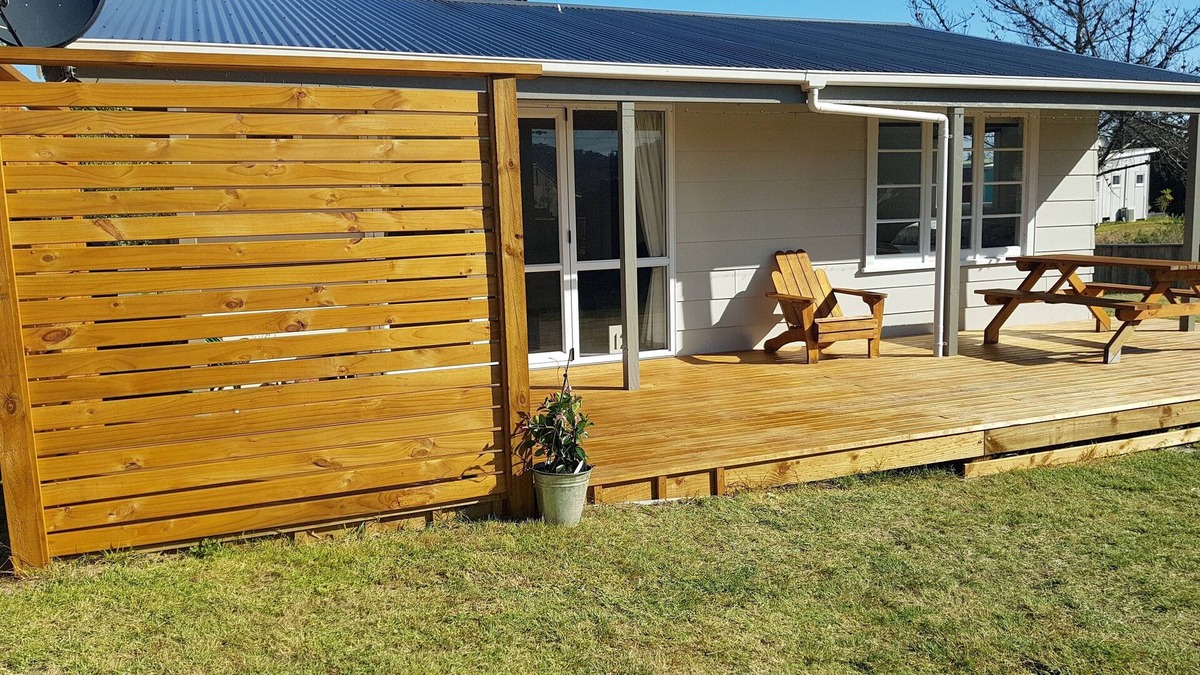 Foxton Beach Cottage | Relaxed Beach Retreat, mod family friendly bach quiet clean close to beach WIFI