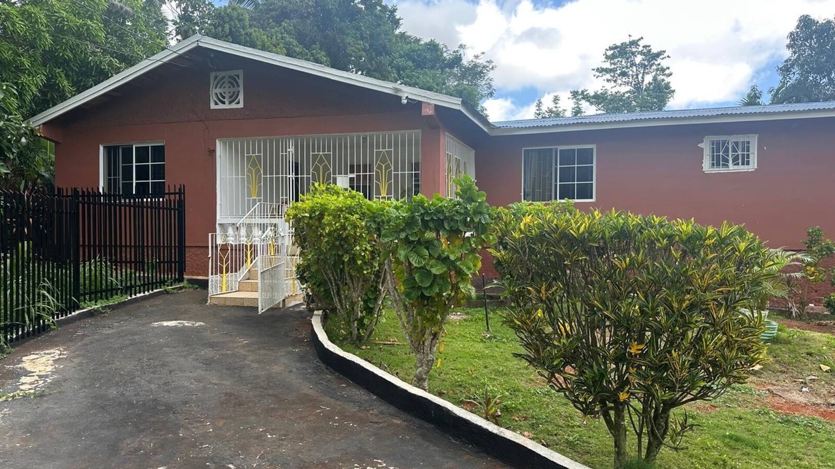 Stewart Town House | Relaxed Comfort in the Heart of Brown’s Town in a lovely 3-bdrm bungalow w/WiFi