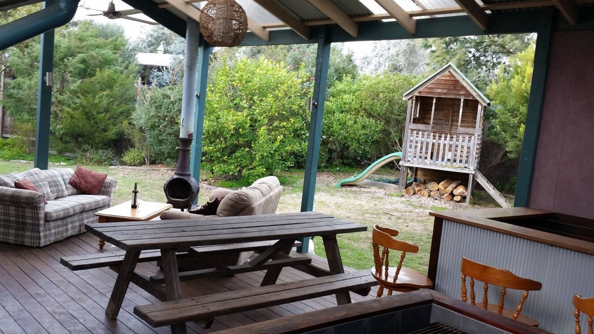 Somers House | Relaxed Family Beach House, beach 100m, NBN WIFI, Dog Friendly
