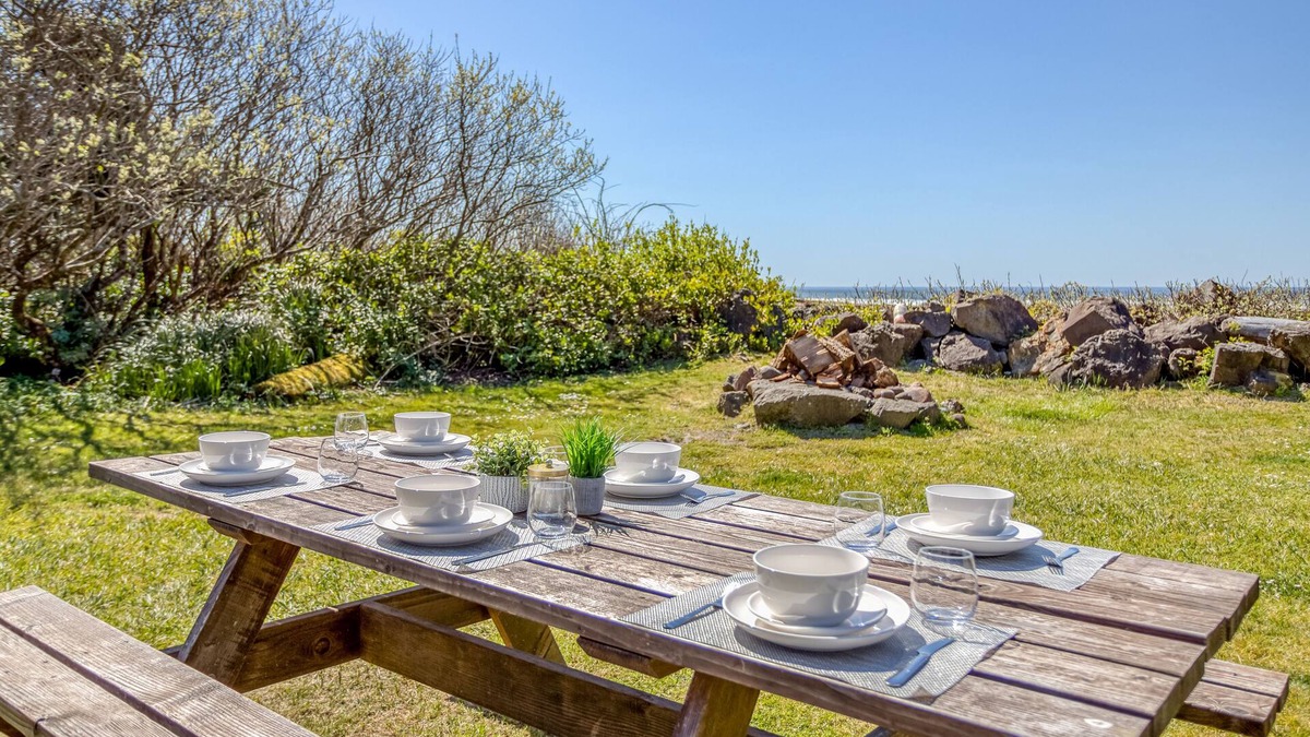 Yachats House | Relaxed, Secluded Oceanfront Cottage has Large Yard and Access to Miles of Beach