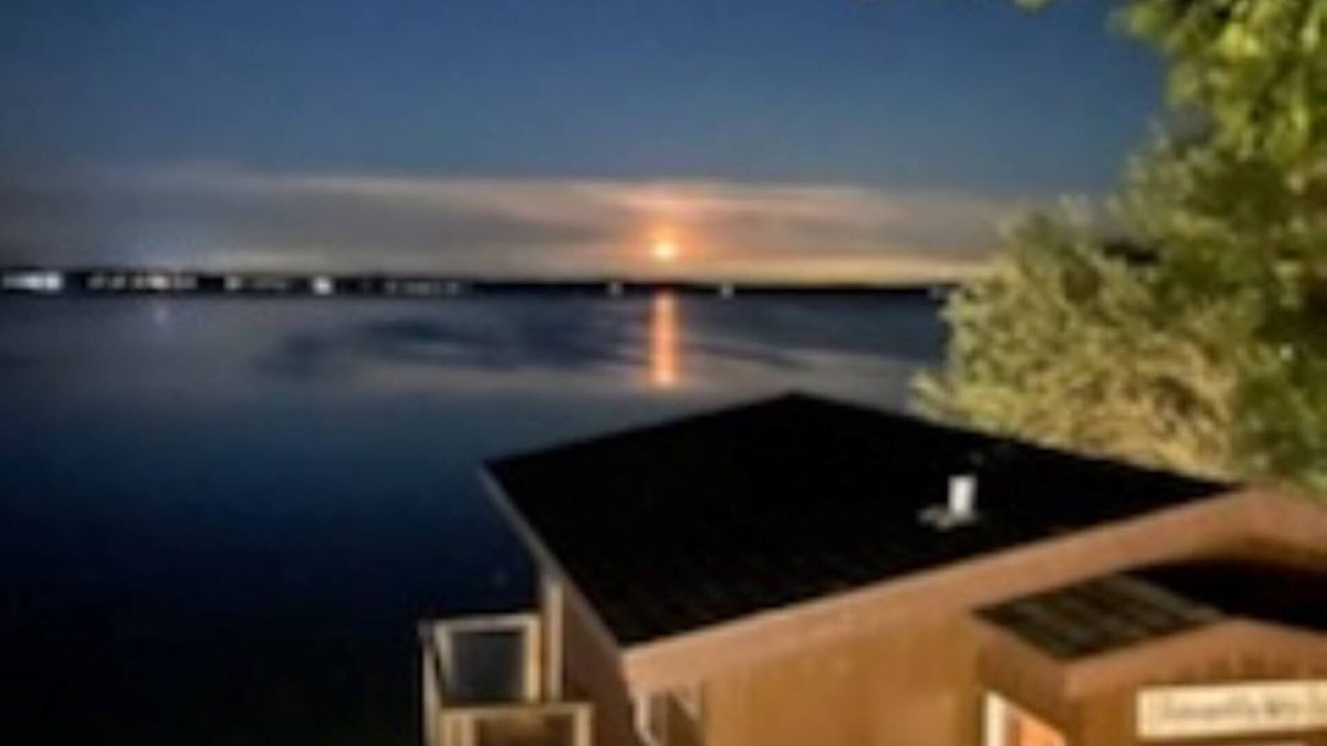 Stoughton House | Relaxi-Cabin. On the water!nBeautiful sunrises and fun place to relax!
