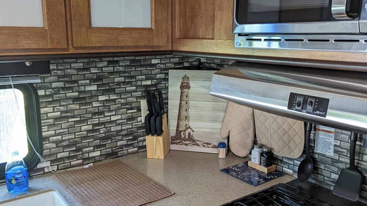 Severn House | Relaxing 1 bedroom 2019 Camper beside the Seven River