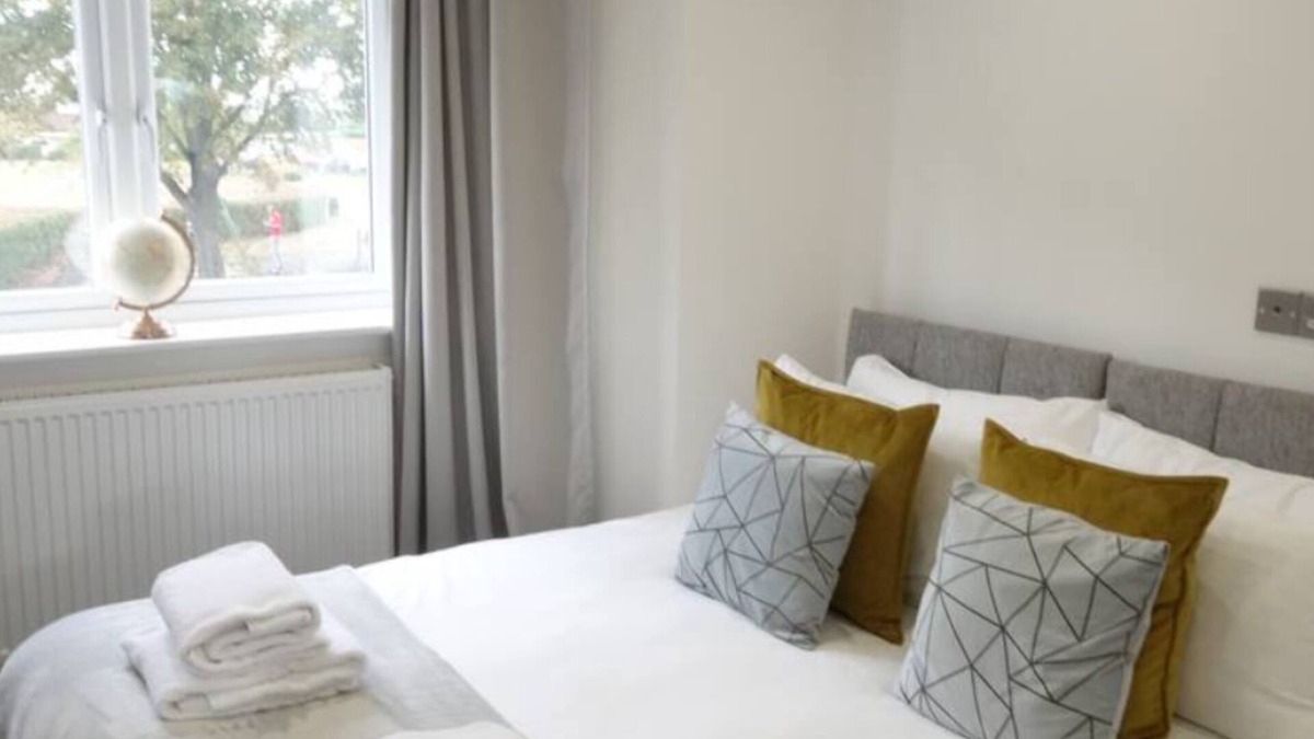 London Borough of Hounslow Apartment | Relaxing 1 Bedroom Apartment With Free Parking Near Heathrow Airport