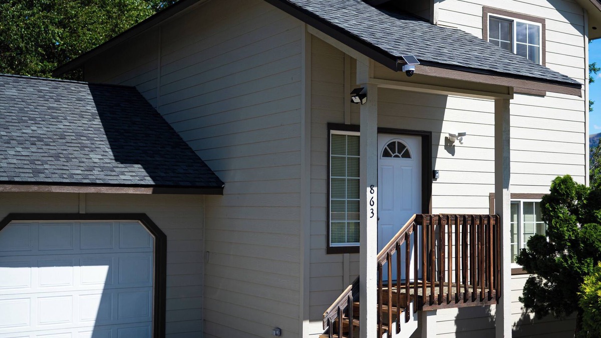 East Wenatchee House | Relaxing 2-Bedroom Home with Private Deck in East Wenatchee