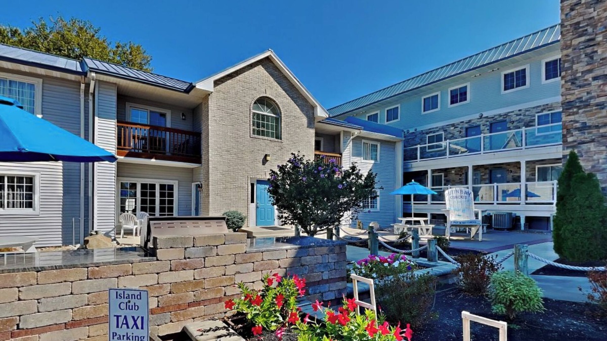 Put-in-Bay Condo | Relaxing 2-Bedroom Condo with Pool View | Sleeps 8 - C2