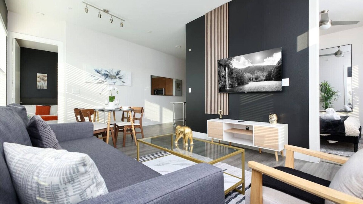 King William Apartment | Relaxing 2BR w Gym, Pkng , Near King Wms & Towers