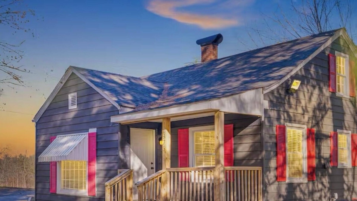 Old Town House | Relaxing 3/2 House Family Friendly & Pet Friendly with huge picnic pavilion