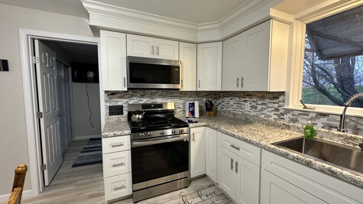 Keyesport Cottage | Relaxing 3 bedroom cottage right off Lake Carlyle