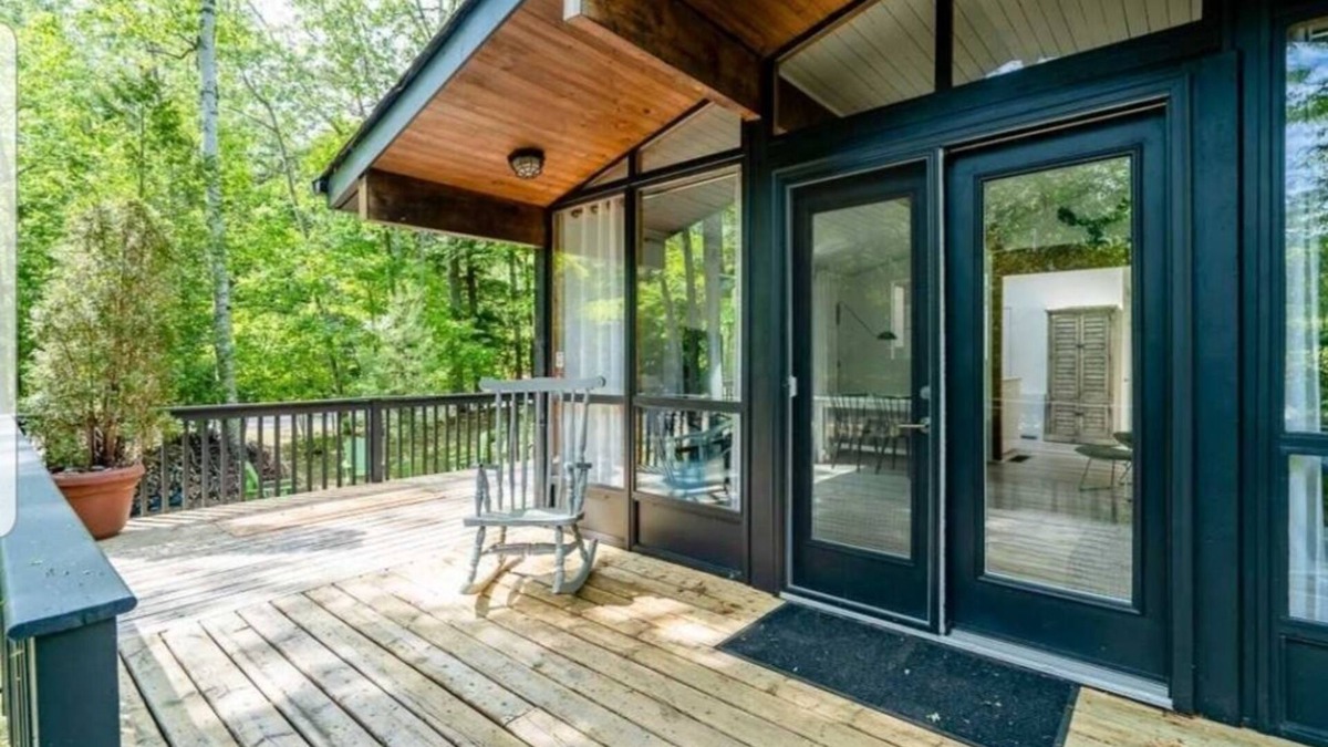 Tiny Cottage | Relaxing 3 bedroom cottage minutes to the beach