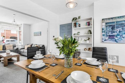 Ashby-de-la-Zouch Apartment | Relaxing 3 Bedroom Stay with Private TVs Near Ashby