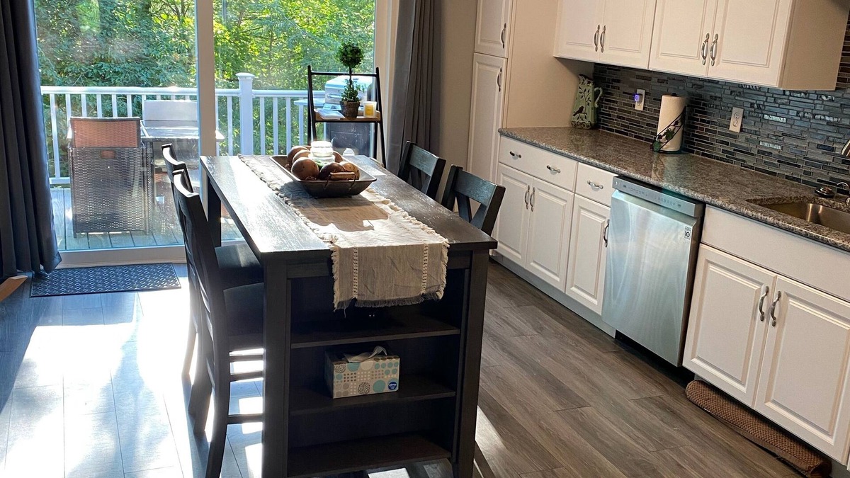 Town of Concord House | Relaxing 3 story townhouse