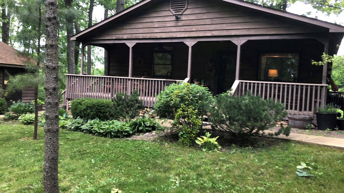 Vulcan Cabin | Relaxing 3B Log Home-15 min walk to the Black River!