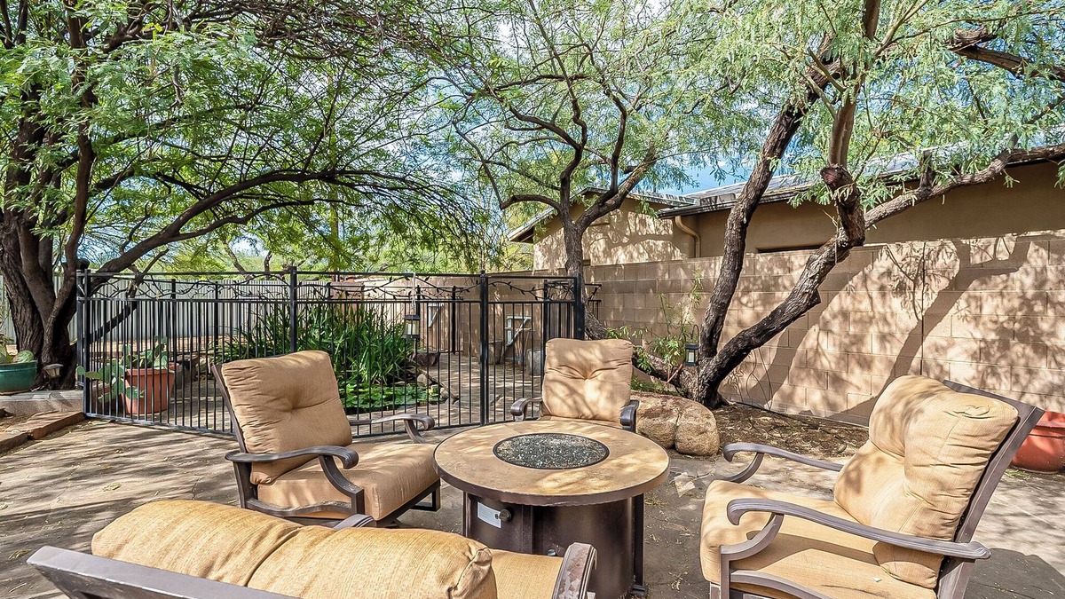 Blenman-Elm House | Relaxing 3BD/2BA Near UofA w/BBQ, Koi Pond, Zen Garden - Low Summer Rates! 🪷