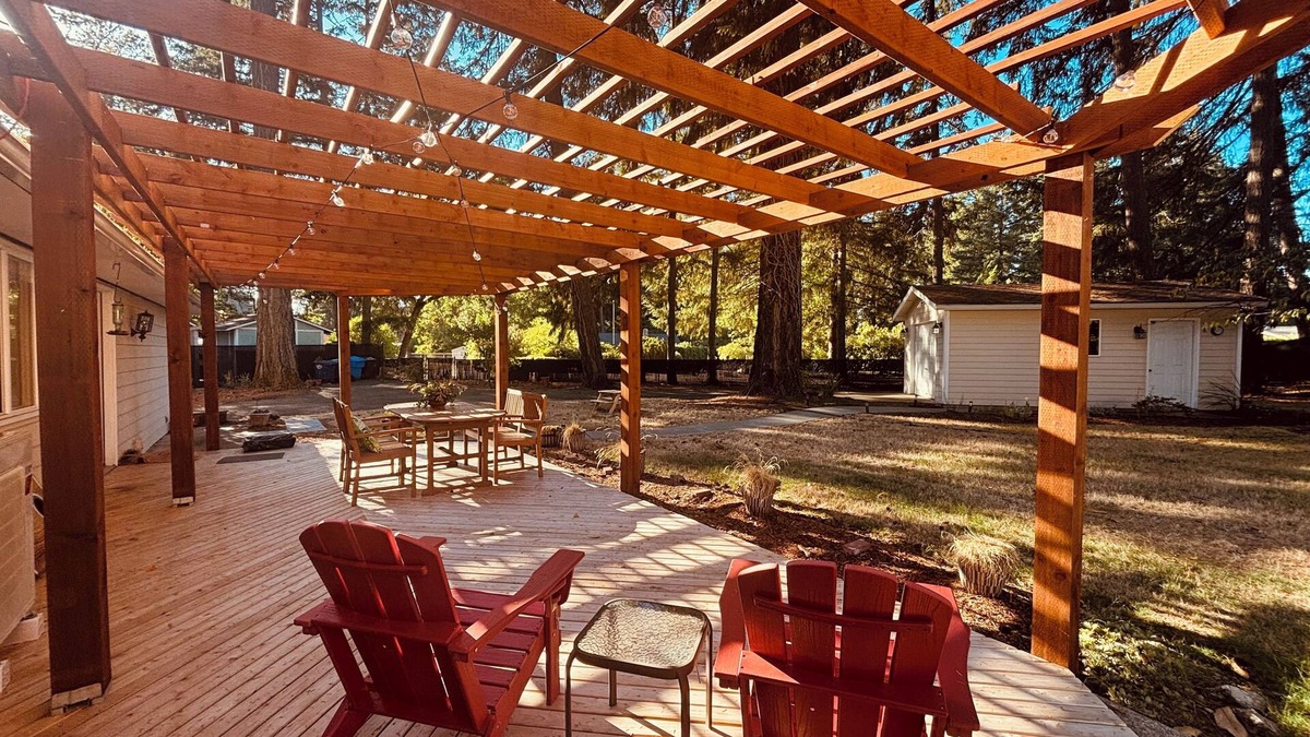 Lakewood House | Relaxing 3BDR Rancher with Fire-Pit Ferns and Firs