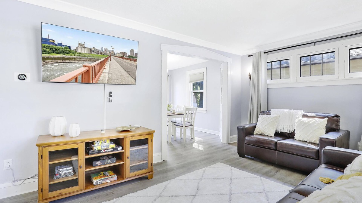 Minneapolis House | Relaxing 4-bedroom With A Nice Deck & Grill — Close to U of M