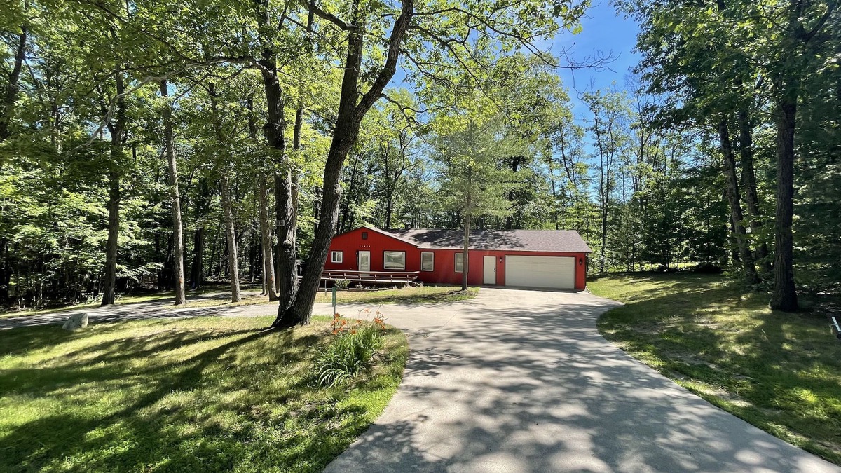 Higgins Lake House | Relaxing 4 BR home minutes to Higgins Lake, Au Sable River and Trails!