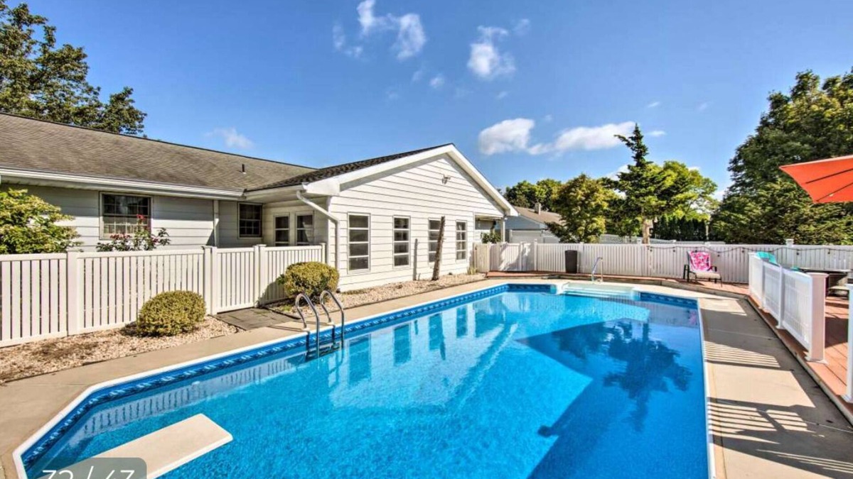 Palmyra House | Relaxing 5-Bedroom Getaway with Saltwater Pool & Game Room Close to Hershey