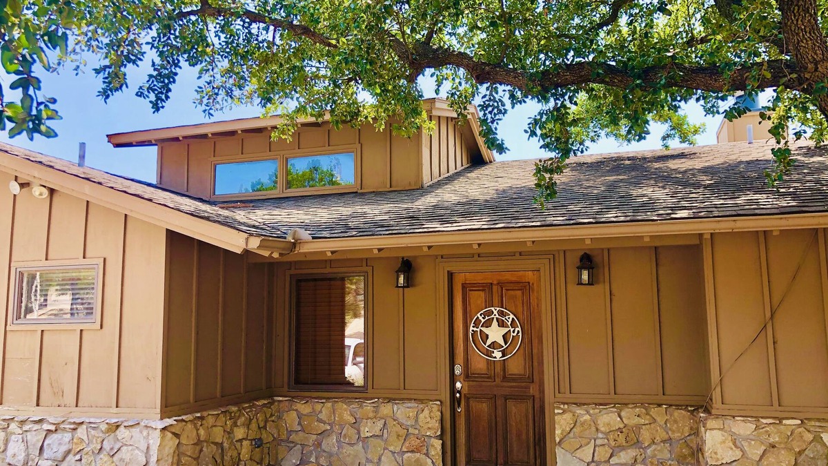 Graford House | Relaxing and Beautiful Lakehouse Getaway with waterfront on Possum Kingdom Lake!