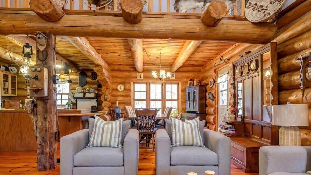 Lyndhurst Cabin | Relaxing and private waterfront log cabin