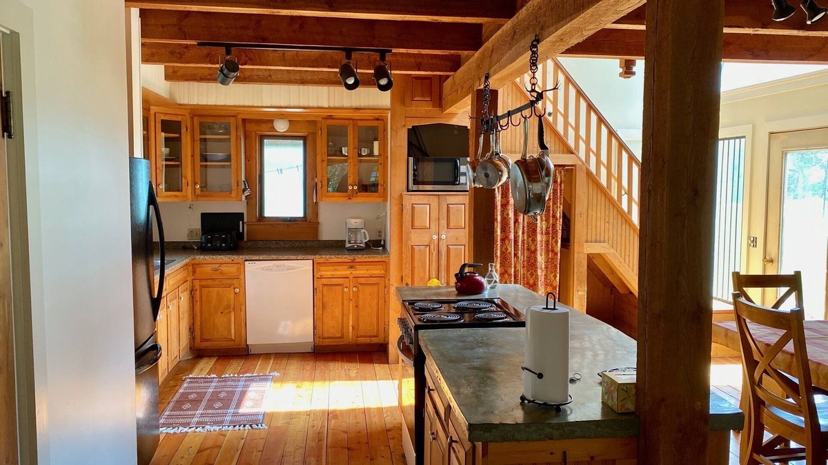 Emigrant House | Relaxing and Private Base to Explore Yellowstone National Park and SW Montana.