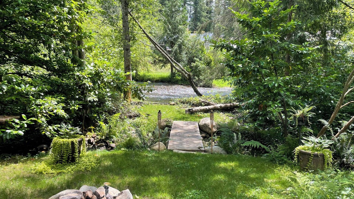 May Creek Apartment | Relaxing Apartment in charming Gold Bar- Queen bed, jetted bathtub,