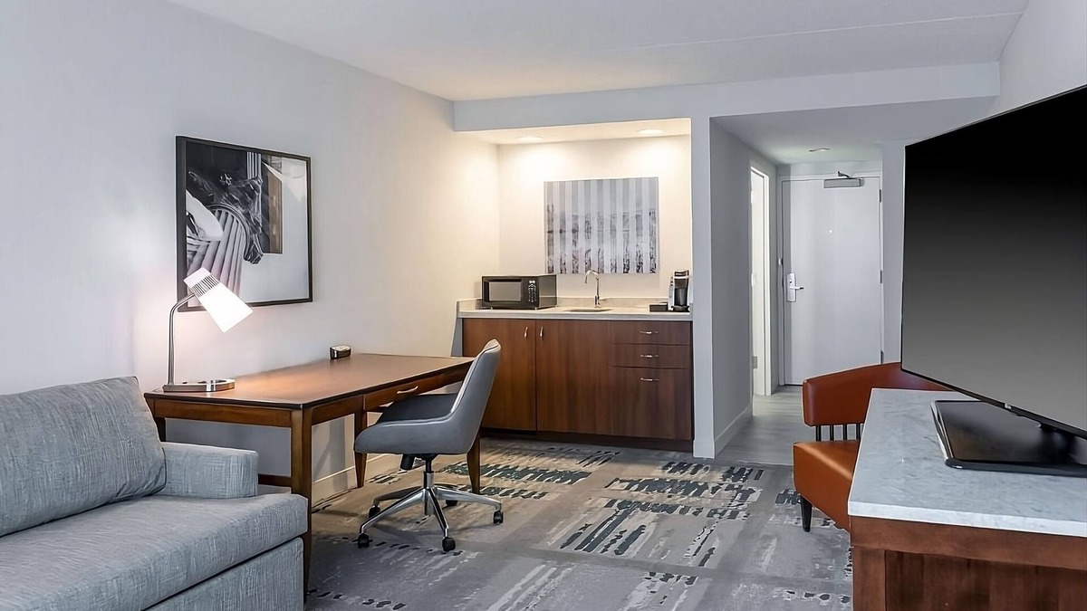 Radnor - Fort Myer Heights Hotel | Relaxing Arlington Stay Near DC Monuments & Roosevelt Island Walks
