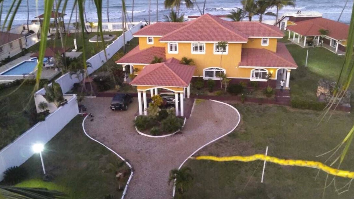 Las Canas House | Relaxing beach front property