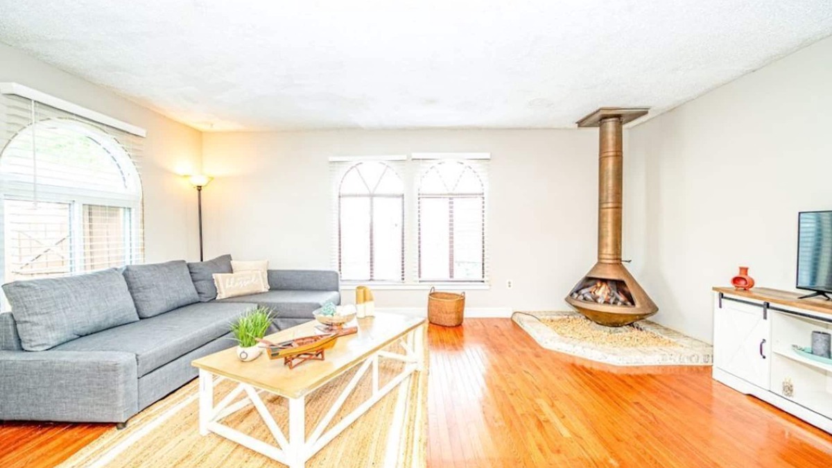Southend House | Relaxing Beach House Close to CoveBeach. Pet Friendly. Looking for Winter Tenant