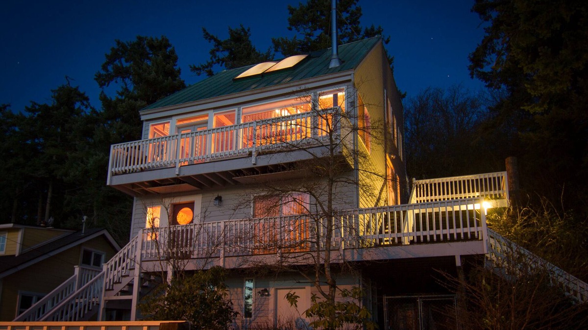 Camano Island Cabin | Relaxing beachfront setting to watch wildlife and tides! Kayaks & fun included!