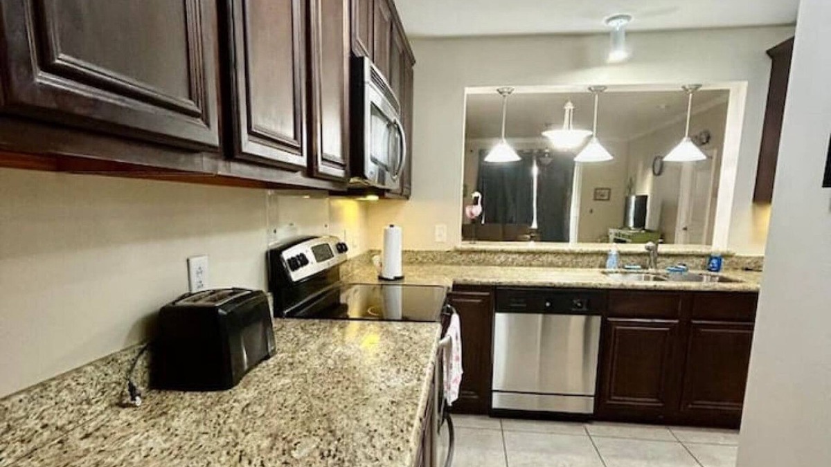Henderson Point Condo | Relaxing Beachside Retreat