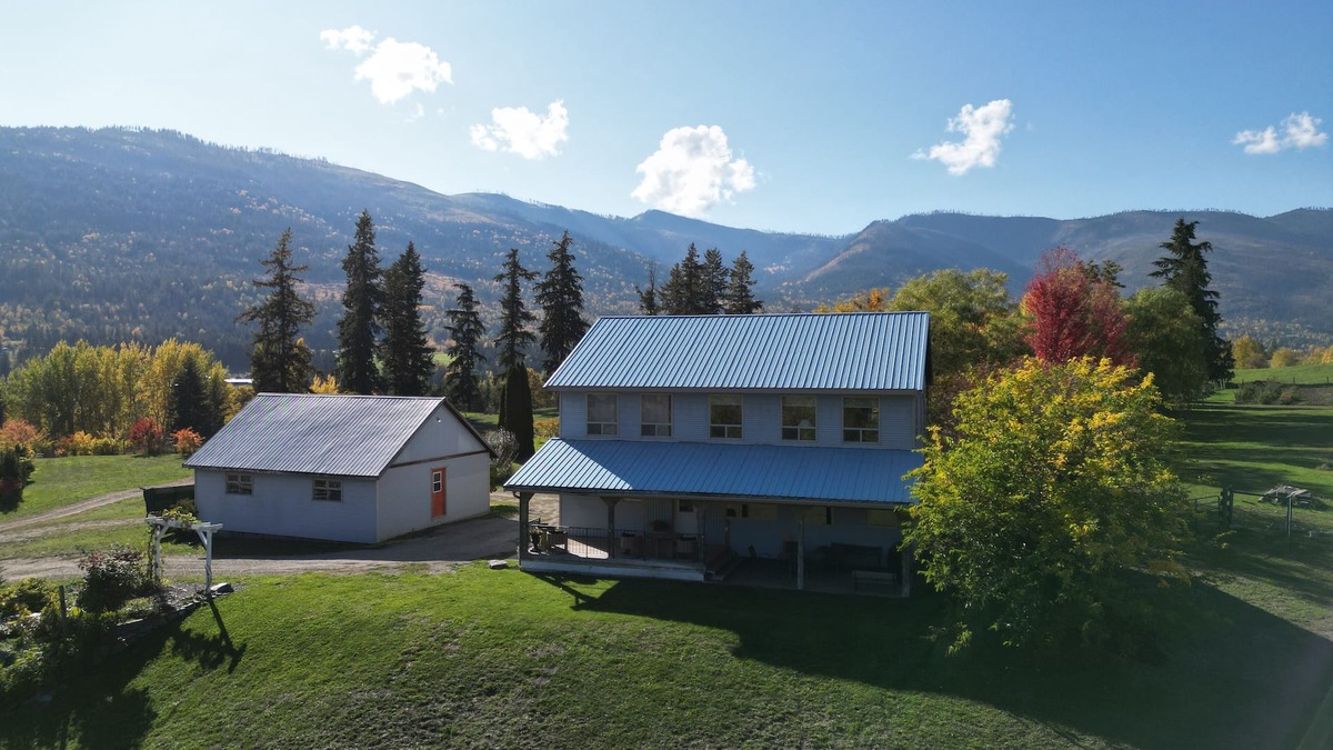 Sorrento House | Relaxing Blue House on the Farm, 8 minutes from the lake!