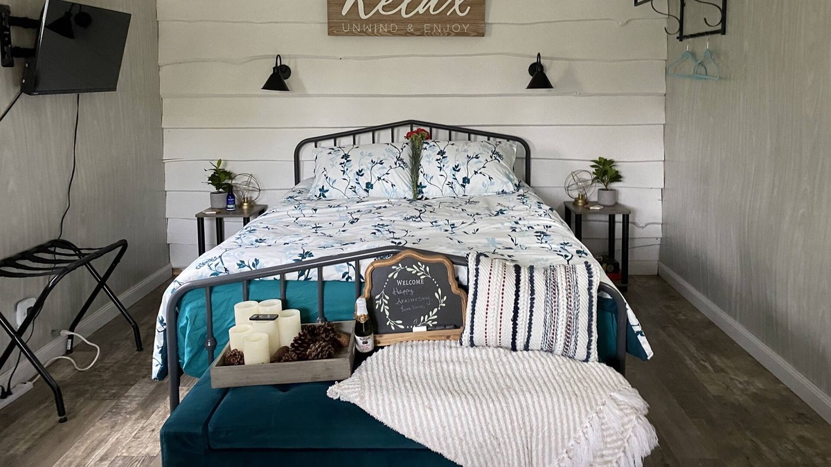 South Butler Cabin | Relaxing Cabin Retreat for 2 on Pond short drive to Fair Haven Beach