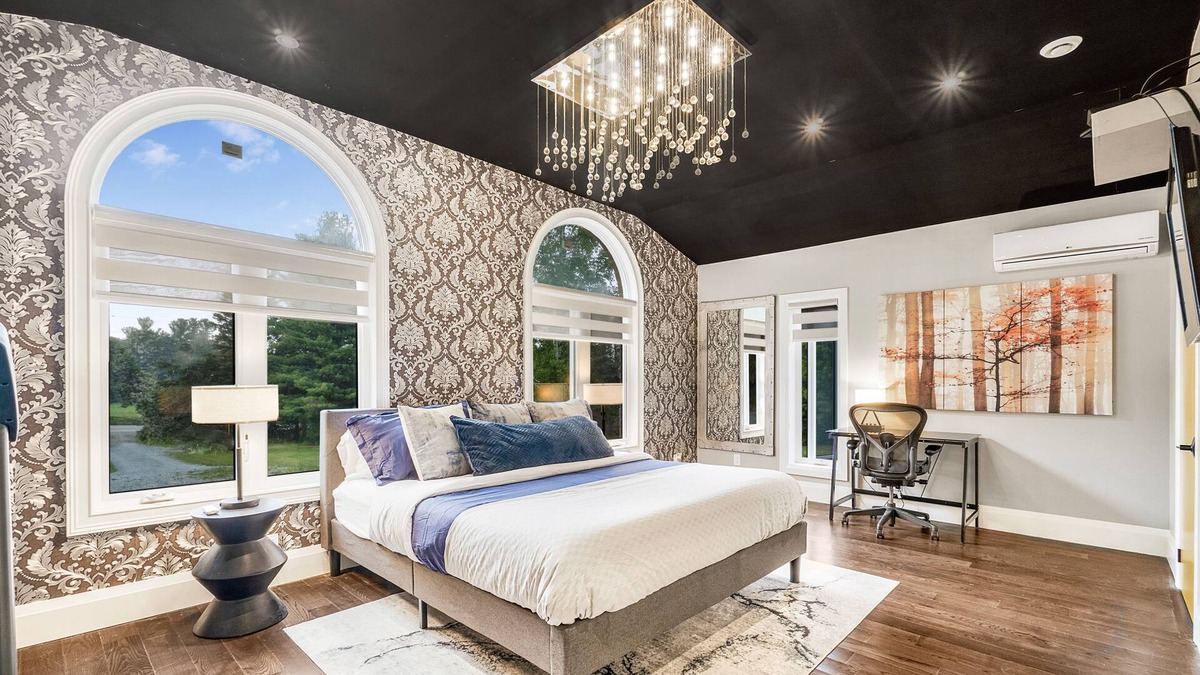 East Gwillimbury Villa | Relaxing Chalet Retreat at Sharon, ON
