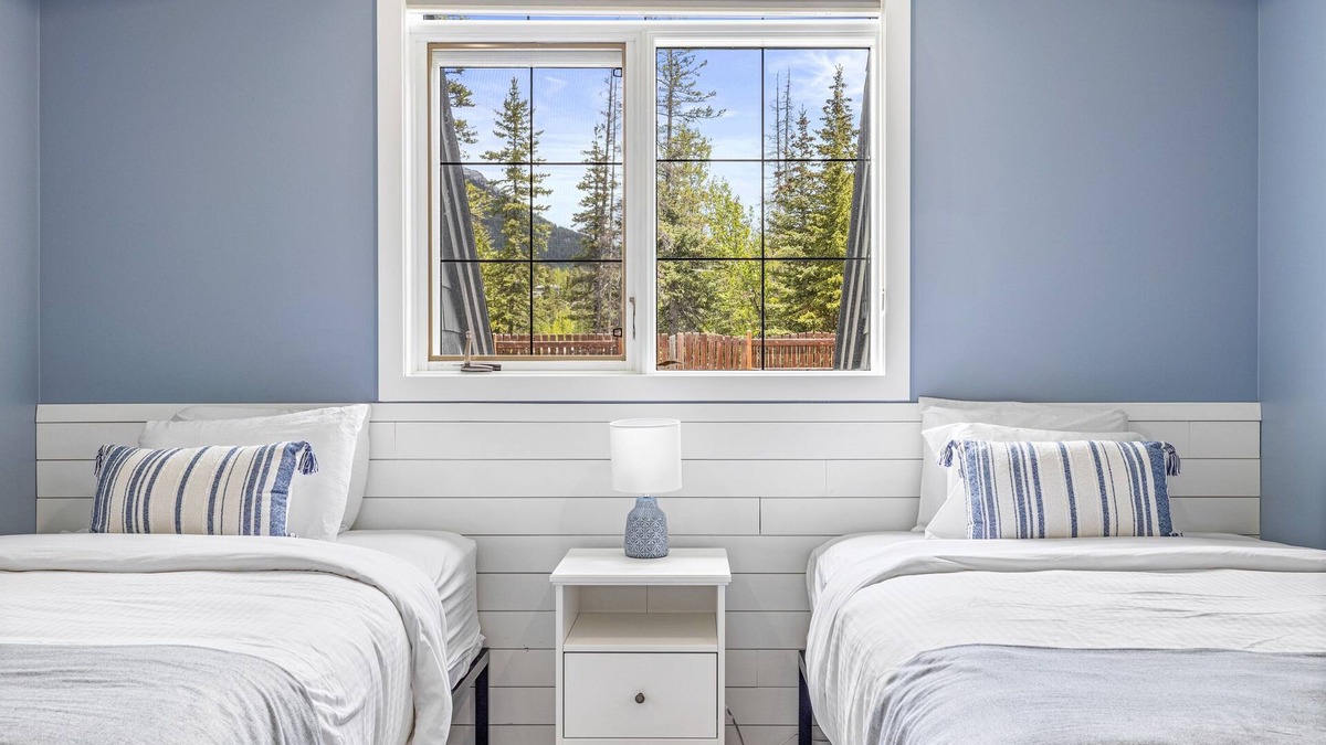 Canmore Cabin | Relaxing Chalet - Heated Pool & Hot Tub - Pet Friendly