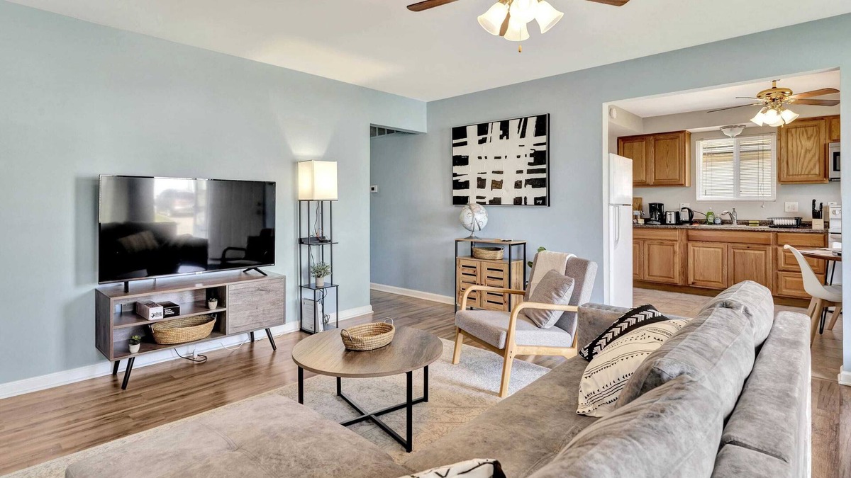 Hazel Park House | Relaxing & Charming Home in Hazel Park w/ Backyard