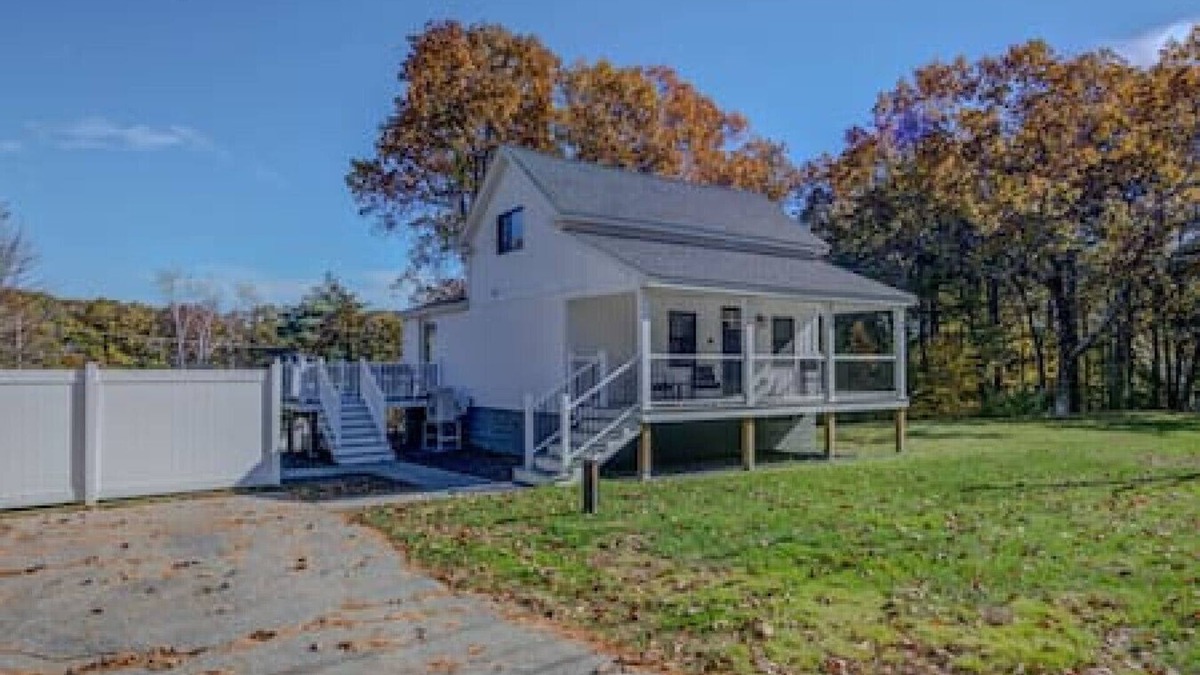 Wells Cabin | Relaxing Coastal Escape Near Beaches with Hot Tub