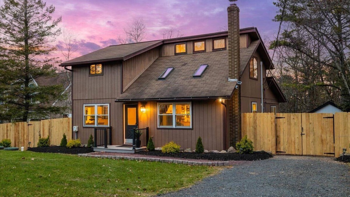 Tunkhannock Township Cottage | Relaxing Cottage: Private Hot Tub, Community Pool, and 5 Lakes in Poconos