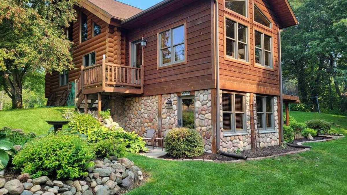 Stearns County House | Relaxing Country Log House on 65 wooded acres