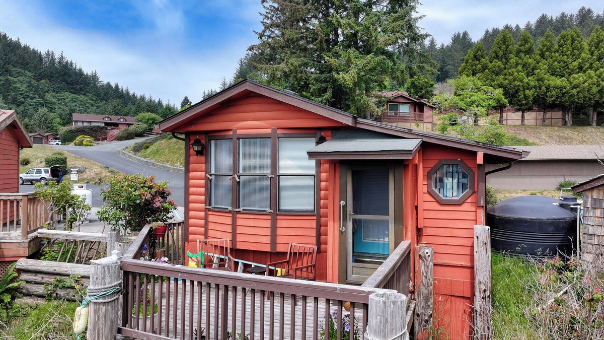 Brookings Cabin | Relaxing couples retreat in Whaleshead Resort, Brookings OR