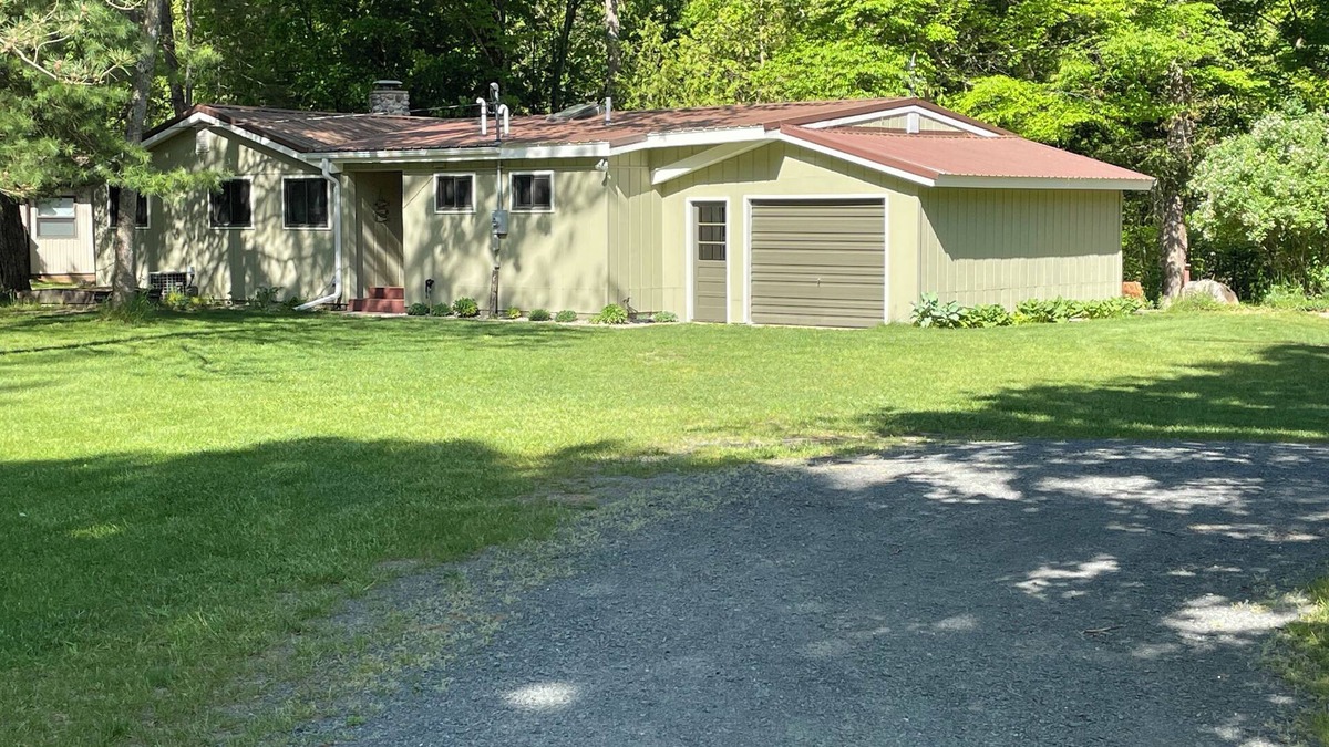 Branch Cabin | Relaxing cozy cabin on beautiful Pere Marquette River - Recently Renovated!